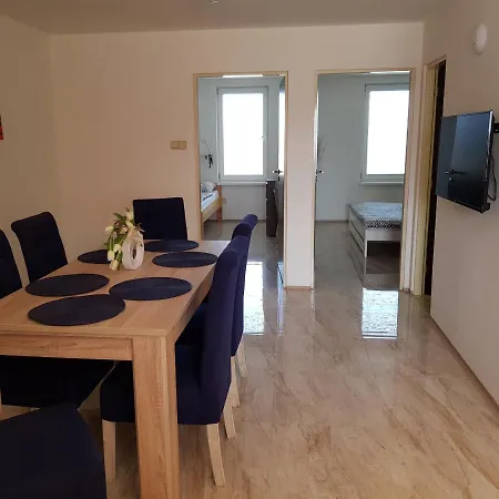 S Vinnym Sklepem Viktorie Appartement Pouzdrany