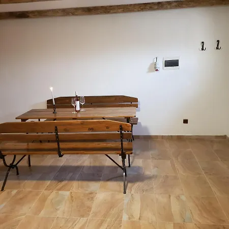 S Vinnym Sklepem Viktorie Appartement Pouzdrany