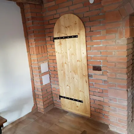 S Vinnym Sklepem Viktorie Pouzdrany
