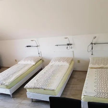S Vinnym Sklepem Viktorie Appartement Pouzdrany