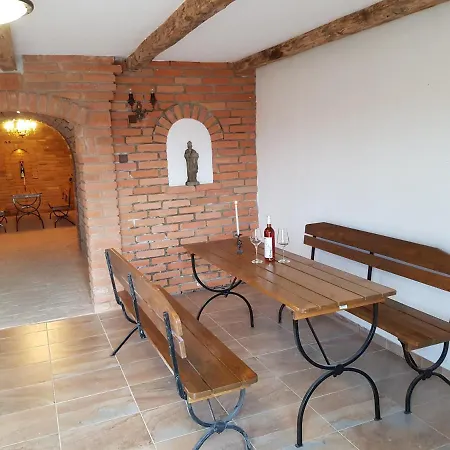 S Vinnym Sklepem Viktorie Appartement