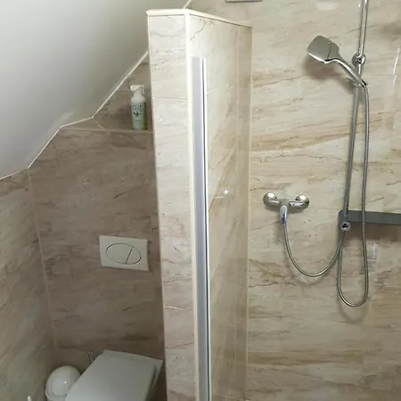 S Vinnym Sklepem Viktorie Appartement Pouzdrany
