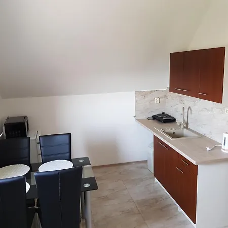 S Vinnym Sklepem Viktorie Appartement