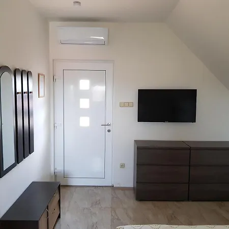 S Vinnym Sklepem Viktorie Appartement Pouzdrany